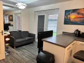Spacious Luxurious Serviced Accommodation 5 - Bushbury - 1