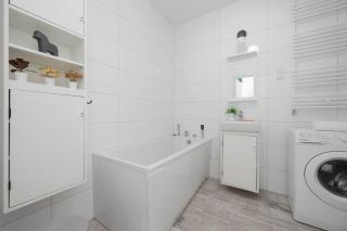 Jasny Apartament z Tarasem i Parkingiem by Noclegi Renters - Piaseczno - 6