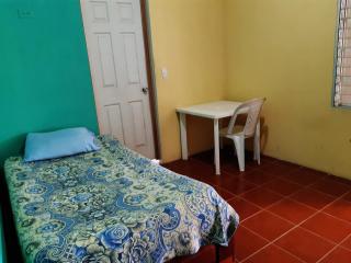 Cuarto en renta con servicios - - 2