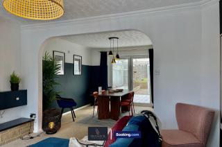 Large 4 BDR Home By Tranquil Ventures Short Lets & Serviced Accommodation Headington With Free Parking - Oxford - 1