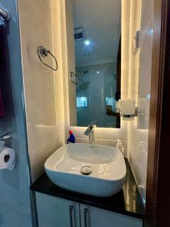 Bright Modern Apartment with Balcony - 4