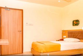 Sai Vignesh Rooms and Lodge AC - - 7
