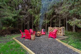 Luxury Log Chalet with Hot Tub, Games Room & Hill Views! - 4