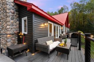 Luxury Log Chalet with Hot Tub, Games Room & Hill Views! - 4