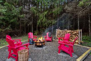 Luxury Log Chalet with Hot Tub, Games Room & Hill Views! - 8