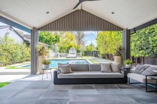 Modern luxury house pool enormous yard - 0