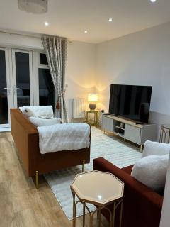 Kings Reach Slough nr Legoland and Ascot Stylish Homely House Sleeps Eight - 9