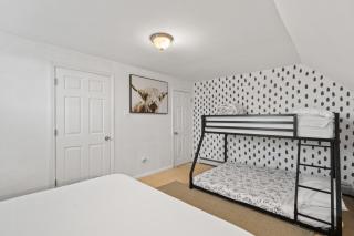 The Rainforest Retreat Sleeps 25 20m to NYC FREE Parking - Bayonne - 8