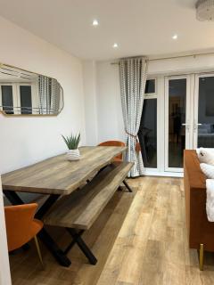 Kings Reach Slough nr Legoland and Ascot Stylish Homely House Sleeps Eight - Langley Marish - 1