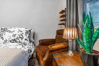 Pet-friendly flat w/ garden patio & smart tv - 1