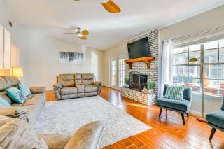 Sunny Retreat with Hot Tub in Fort Walton Beach! - Fort Walton Beach - 7