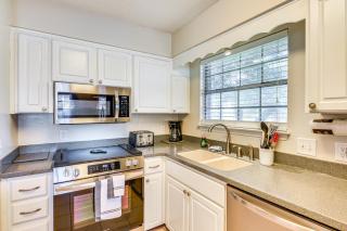 Sunny Retreat with Hot Tub in Fort Walton Beach! - 2