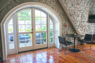 Deluxe King Suite at the Historic Stonehouse Inn! - Santa Rosa - 1