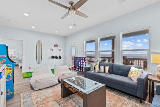 Noisywaves - Beachfront Paradise with Hot Tub, Yard, and Game Room - Bolivar Peninsula - 8