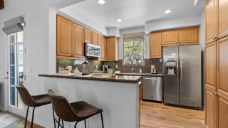 LV315 3BR LV Townhome with Mountain Views - 2