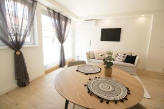 Cozy Central Apartment with Wooden Accents & Terrace l JOS16 - Wenen - 1