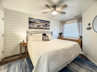 Inn Building Condo 112, updated beautiful condo - Garden City - 9