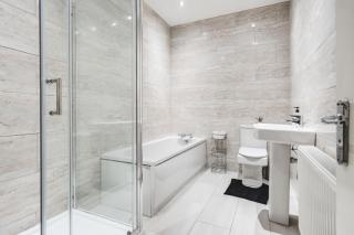 Huge Apartment - 8 Beds - Free Parking - Long Stays! - 1