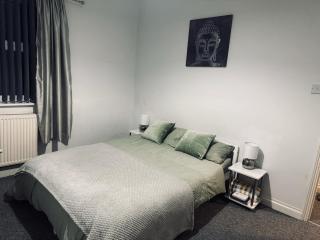 West House - by Eazystays - Crewe - 7