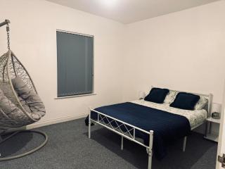 West House - by Eazystays - Crewe - 5