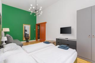 FACES of Jungle - Funky design in vibrant centre - 1