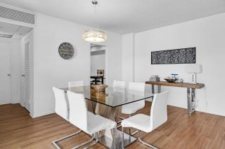 Beach Getaway: Modern 2BR Condo Pool Gym Access - Hollywood - 3