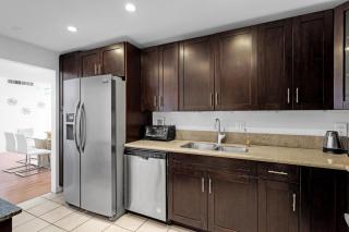 Beach Getaway: Modern 2BR Condo Pool Gym Access - Hollywood - 2