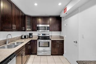 Beach Getaway: Modern 2BR Condo Pool Gym Access - Hollywood - 1