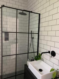 Bright White Studio Flat & easy access to London - 8