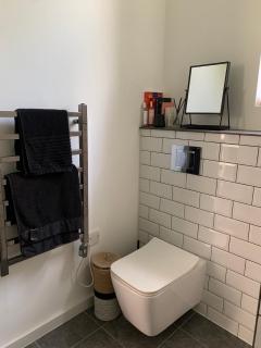 Bright White Studio Flat & easy access to London - Norwood - 1