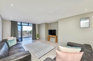 Neat 3 Bed Seafront Apartment - 4