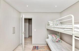 Neat 3 Bed Seafront Apartment - 2