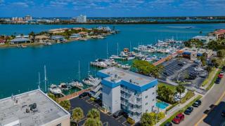 Charming and Spacious Studio - Clearwater Beach - 8