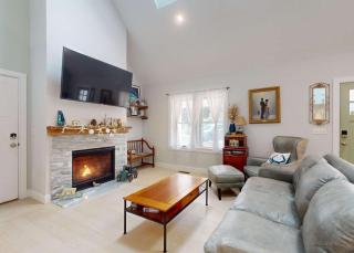 Charming Getaway with Hot Tub Dog Friendly - Eastham - 0