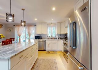Charming Getaway with Hot Tub Dog Friendly - Eastham - 9