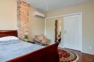 Downtown Retreat-Spacious Rooms with Shared Kitchen & Bath - Toronto - 3