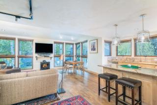 Experience mountain views in this spacious 3-bedroom Telluride Lodge #423 - 8