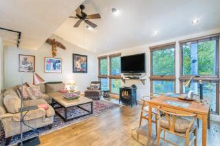 Experience mountain views in this spacious 3-bedroom Telluride Lodge #423 - 7