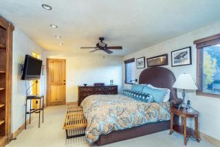 Experience mountain views in this spacious 3-bedroom Telluride Lodge #423 - 5