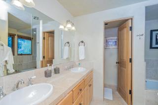 Experience mountain views in this spacious 3-bedroom Telluride Lodge #423 - 3