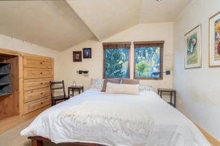 Experience mountain views in this spacious 3-bedroom Telluride Lodge #423 - 2