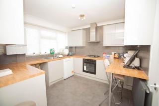 Three bedroom house newly renovated close to Gravesend town Center Blue water Stratford Westfield and 33 mins to Kings Cross on southeastern javelin line - Kent - 7