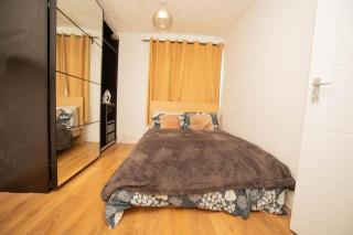 Three bedroom house newly renovated close to Gravesend town Center Blue water Stratford Westfield and 33 mins to Kings Cross on southeastern javelin line - Kent - 3
