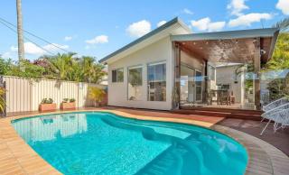 Cutts Cottage - Modern retreat with private pool - Woody Point - 0