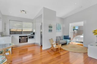 Cutts Cottage - Modern retreat with private pool - Woody Point - 9