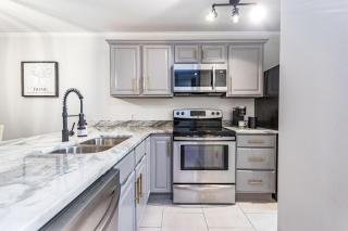 Modern 2 en suite townhome near DT Raleigh - 1