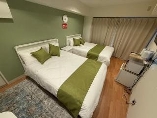 Higashi-Shinjuku 906 - 0