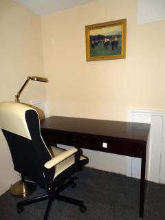 Spacious Apartment in Beautiful Area of Weston - Newton - 2