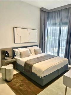 Brand New Designer 1-Bedroom Apartment With Free Parking - 4
