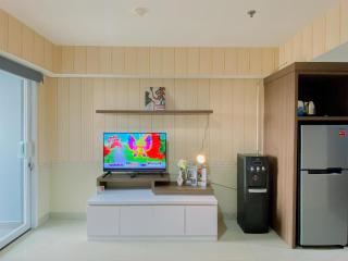 Homey and Comfy Studio H Residence Apartment By Travelio - 5